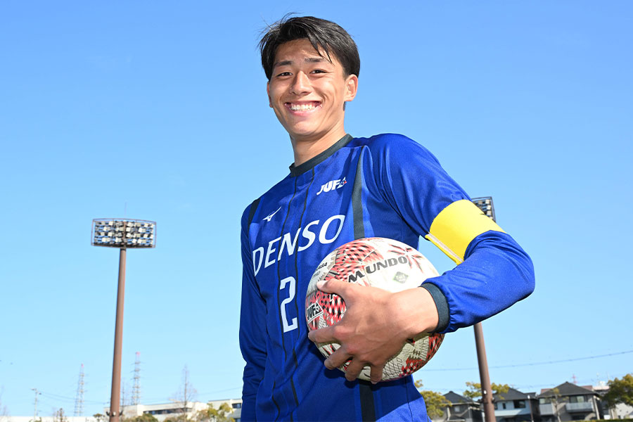 キャプテンマークを巻いた中央大学の常藤奏【写真：徳原隆元】