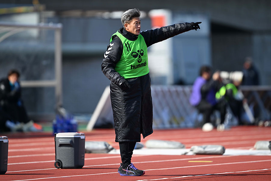 ベンチから指示を出したカズ【写真：徳原隆元】