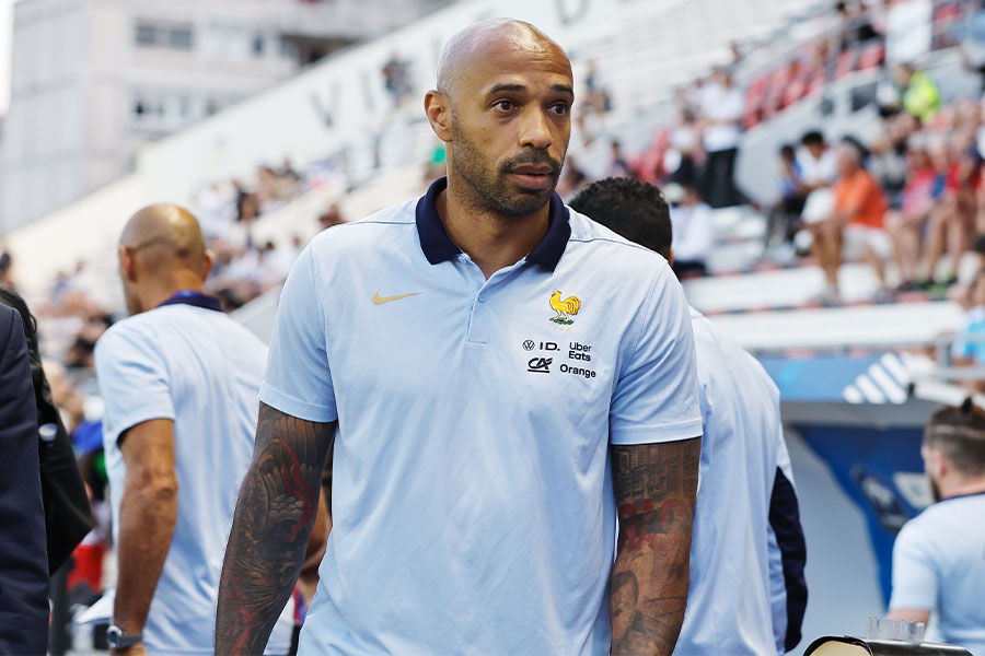 ティエリ・アンリ氏の肉体に注目【写真：ムツ・カワモリ/アフロ】