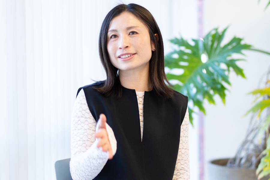 大学院で学んだことについて真摯に話す鮫島さん【写真：増田美咲】