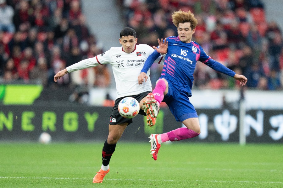 マインツの佐野海舟（右）【写真：アフロ】