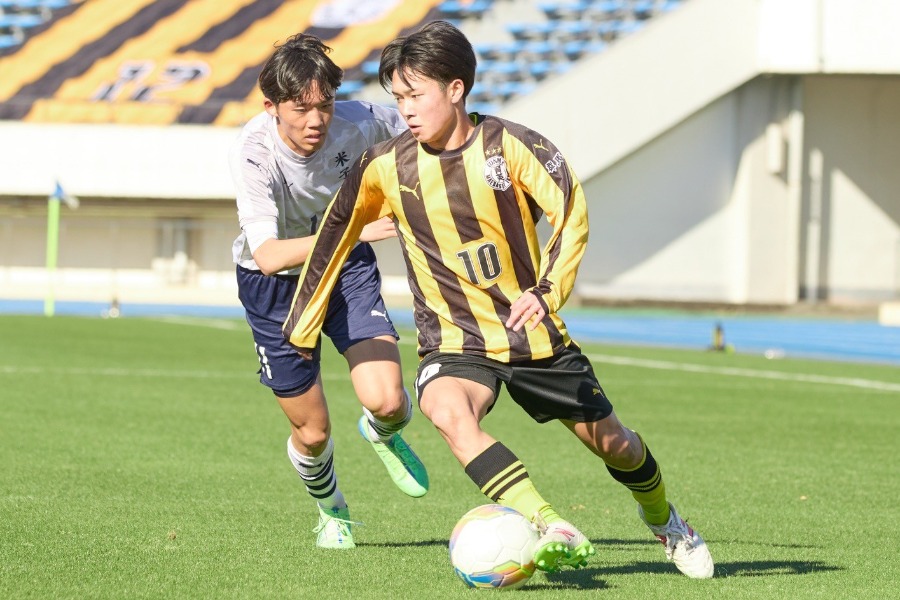 前橋育英の平林尊琉（右）【写真：山口培】
