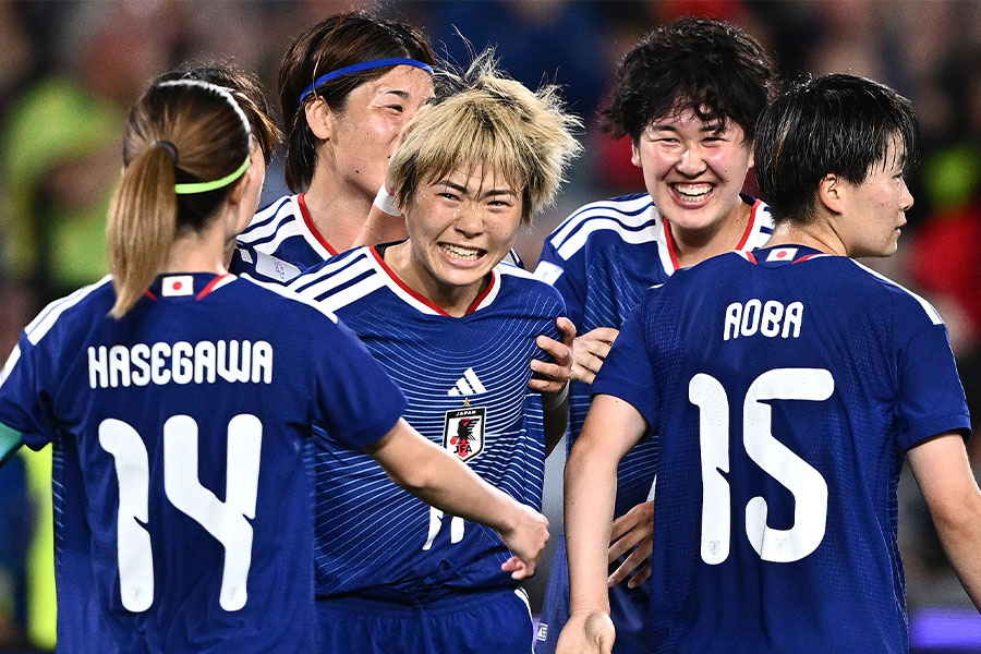 浜野まいか(中央)が圧巻ゴールを決めた【写真:AAP/アフロ】