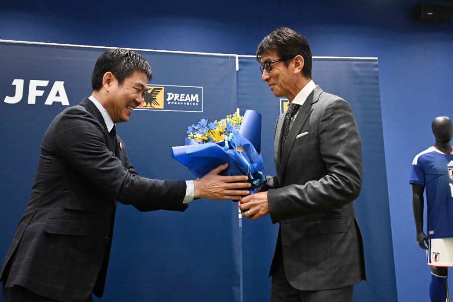 日本代表の後輩たちにエールを送った井原正巳氏（右）【写真：徳原隆元】