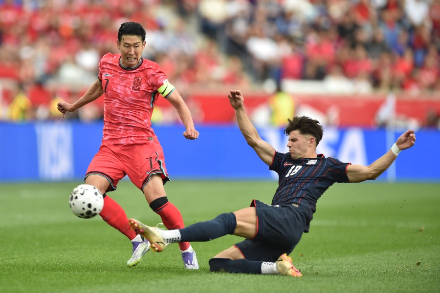 韓国代表のソン・フンミン（左）【写真：ZUMA Press/アフロ】