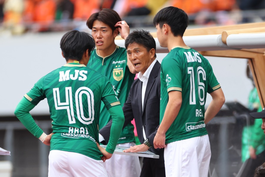 東京Vの選手たちに指示を出す城福浩監督（右から二人目）【写真：YUTAKA/アフロスポーツ】