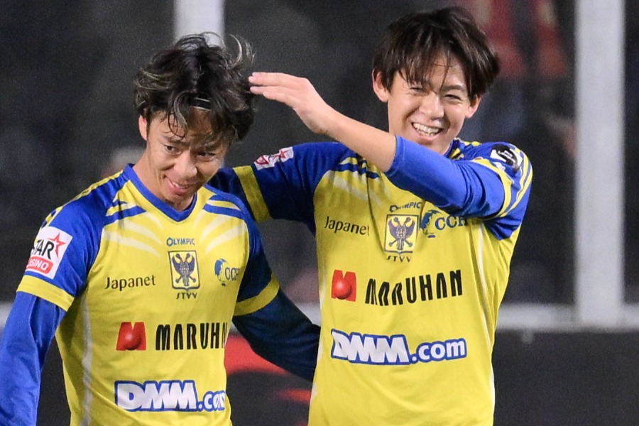 シント＝トロイデンの伊藤涼太郎（左）と山本理仁【写真：Belga Image/アフロ】