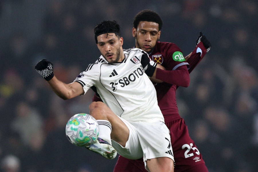 フラムのラウール・ヒメネス（左）【写真：ロイター】