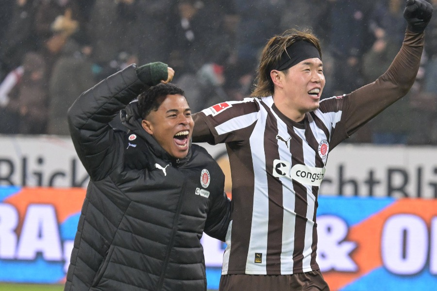 ザンクト・パウリの藤田譲瑠チマ（左）と安藤智哉【写真：アフロ】