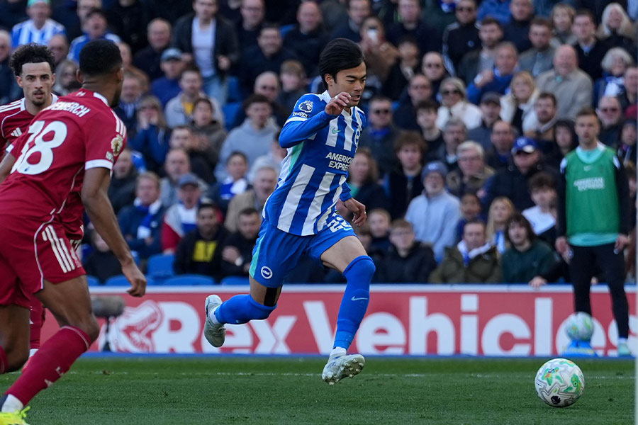 三笘薫がリバプール戦の後半途中から出場した【写真:REX/アフロ】