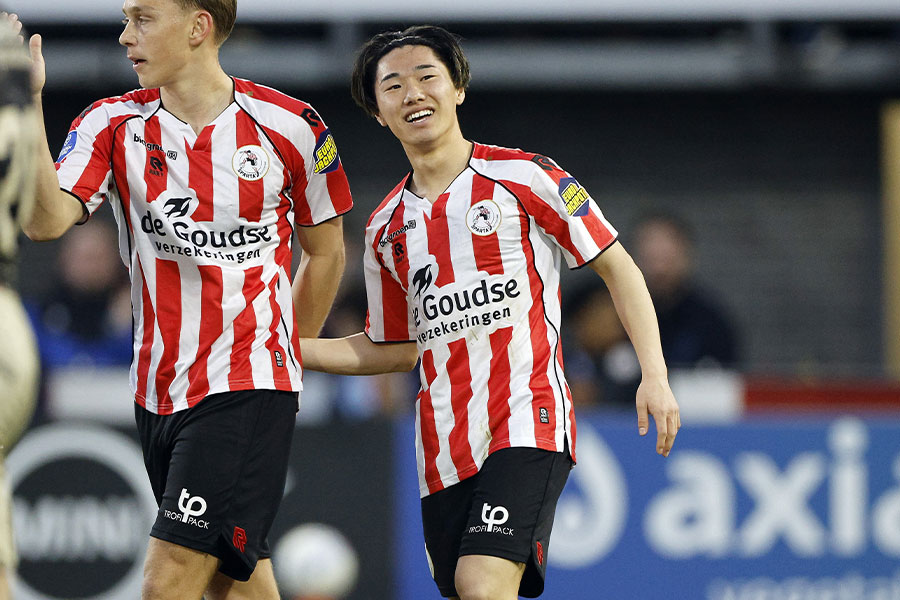 三戸舜介がフォレンダム戦で先制ゴールを決めた【写真：ANP Photo/アフロ】