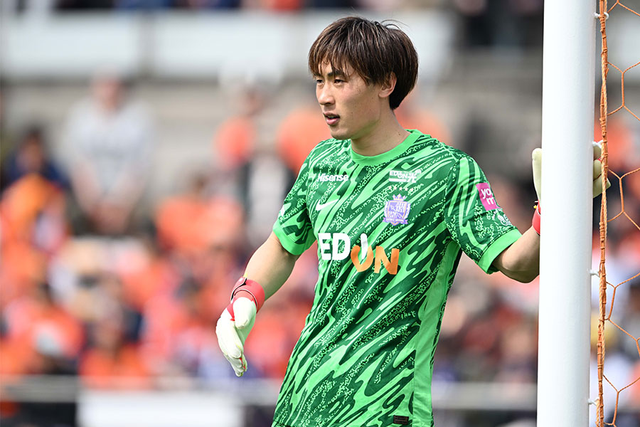 大迫敬介がらしくないミスから失点【写真：徳原隆元】