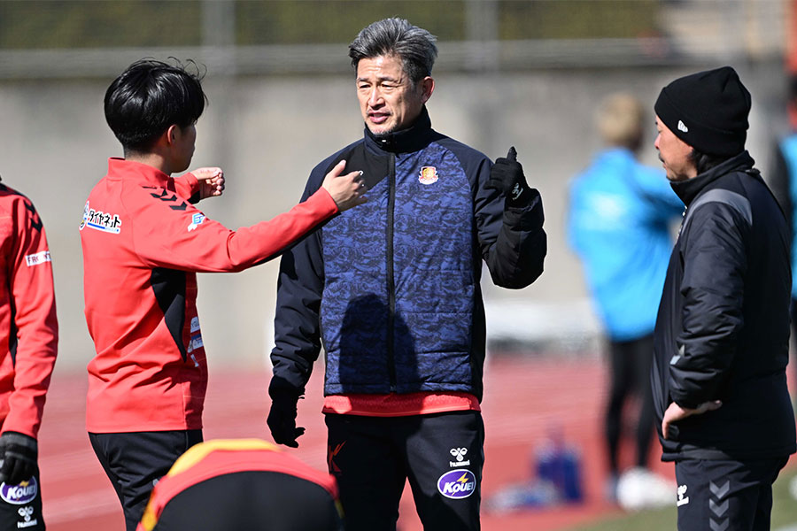 ベンチから出番を伺ったカズ【写真：徳原隆元】