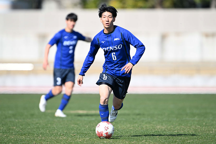 前田快のロングスローに注目【写真:徳原隆元】