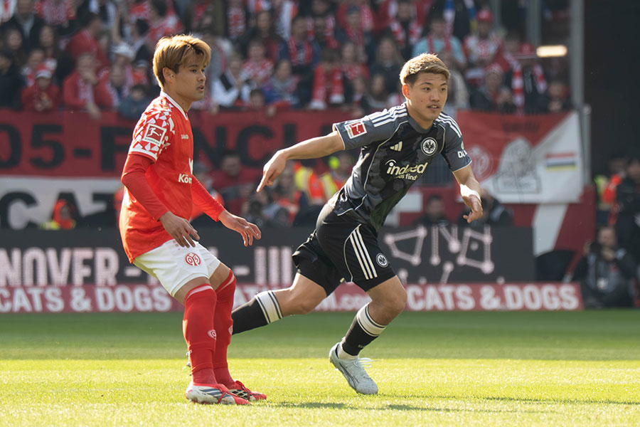 フランクフルトの堂安律(右)【写真:菅原敬太】