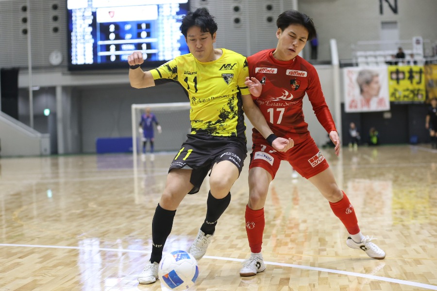 ペスカドーラ町田の原辰介（左）【写真：河合拓】