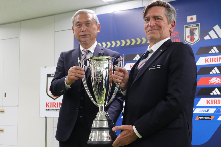 アジア杯優勝カップを掲げるニルス・ニールセン監督（右）と佐々木則夫女子委員長【写真：轡田哲朗】