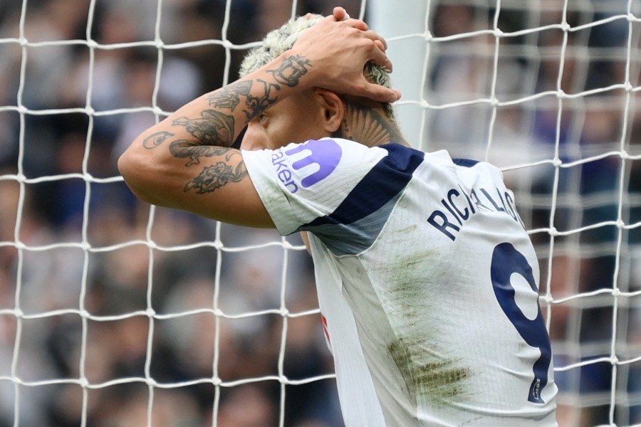 頭を抱えたリシャルリソン【写真：ロイター】