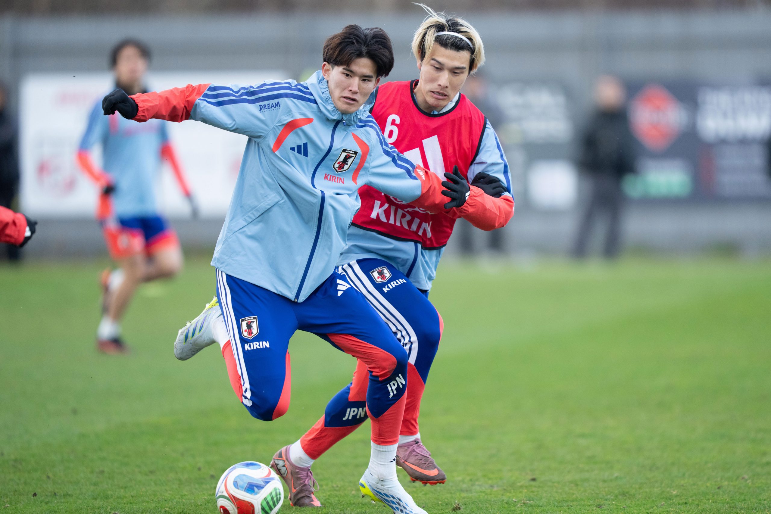 2024年11月以来の出場を目指す橋岡大樹（写真右）【写真：岩本太成】