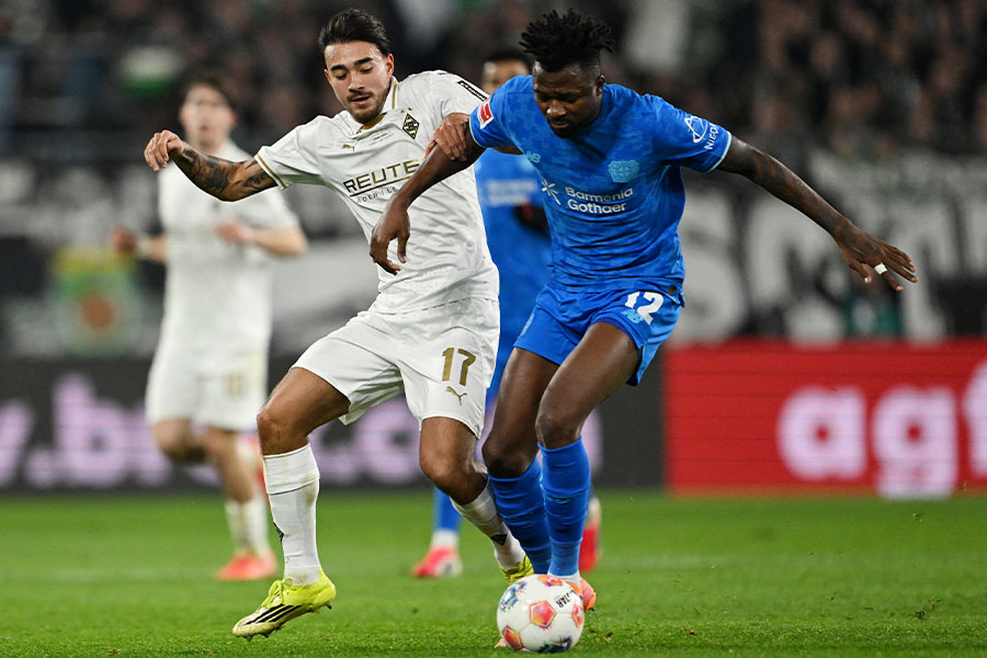 ボルシアMGのイェンス・カストロップ（写真左）【写真：ロイター/アフロ】