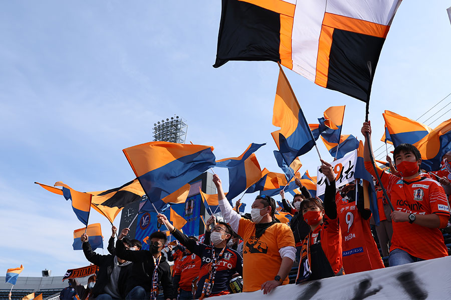 愛媛FCの新ユニフォームに注目【写真：長田洋平/アフロスポーツ】