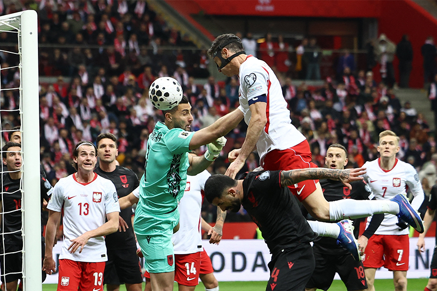 同点弾を決めるポーランドのロベルト・レバンドフスキ【写真：ロイター/アフロ】