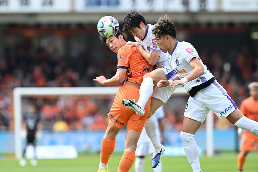 相手DF2人と競り合うオ・セフン【写真：徳原隆元】