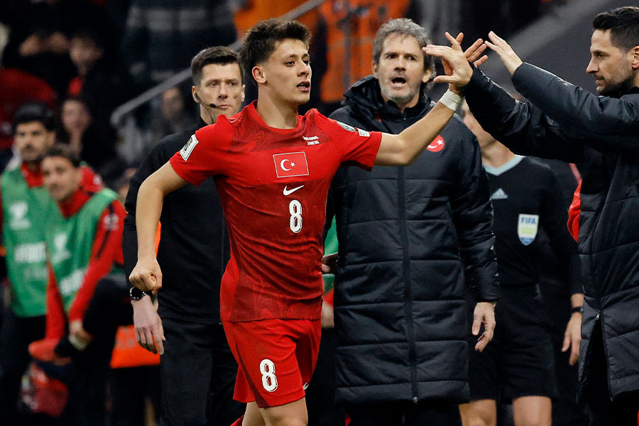 ルーマニア戦で決勝ゴールをアシストしたアルダ・ギュレル【写真：ロイター】