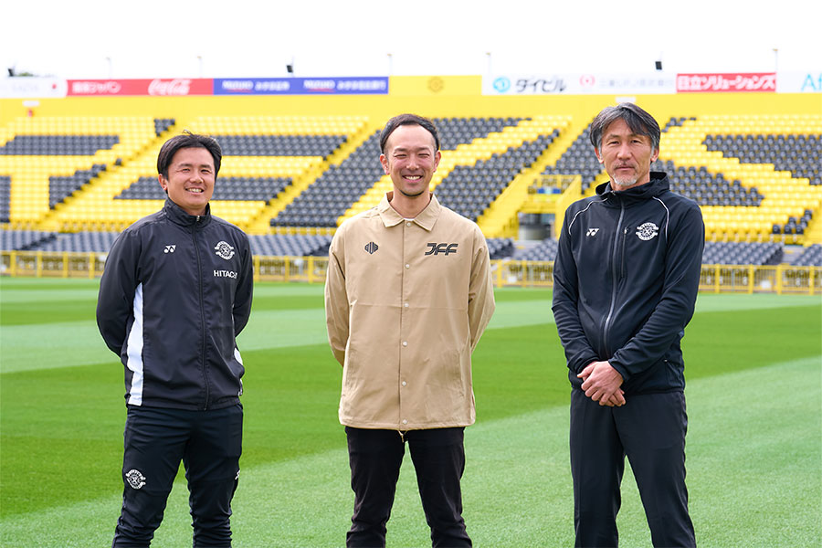 左から仙石廉U-12監督、小杉恵太JFF柏大会事務局長、渡辺毅アカデミーダイレクター