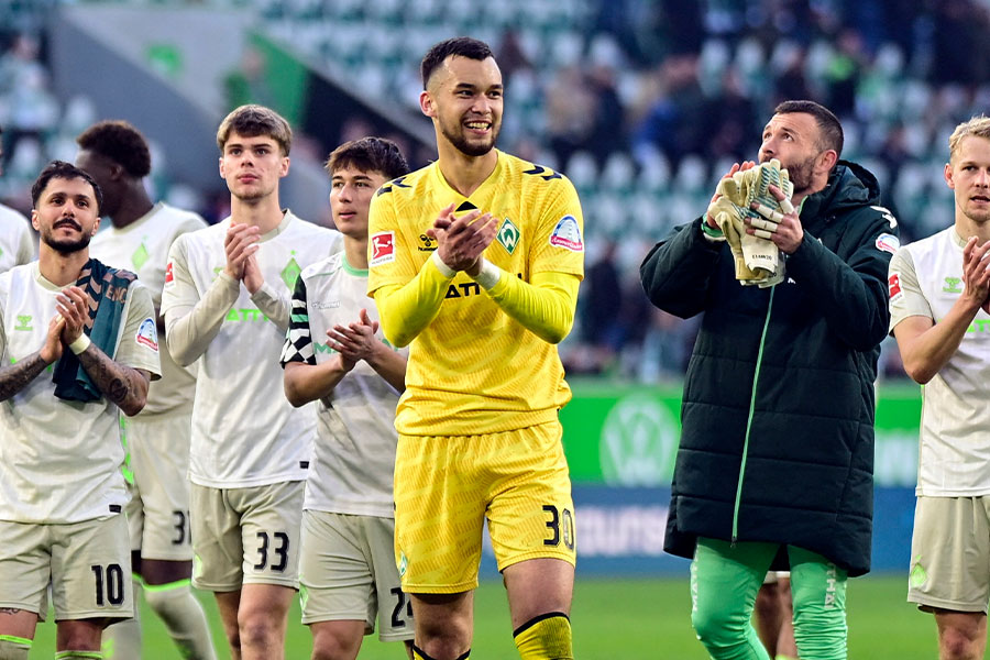 ヴォルフスブルク戦の勝利を喜んだ長田澪【写真：ロイター】