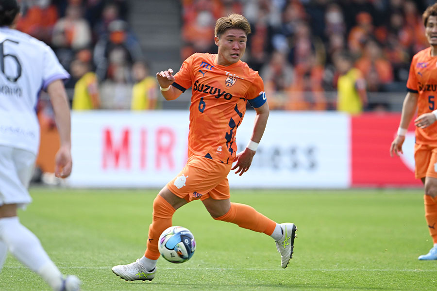 今季からキャプテンマークを巻く宇野禅斗【写真：徳原隆元】