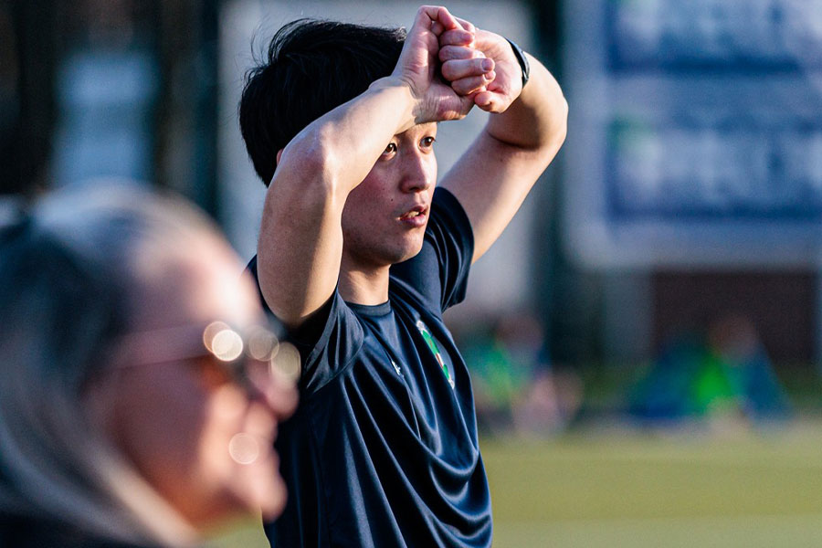ドイツ5部のケーニヒスドルフで指揮を執る大野嵩仁氏【写真：中野吉之伴】