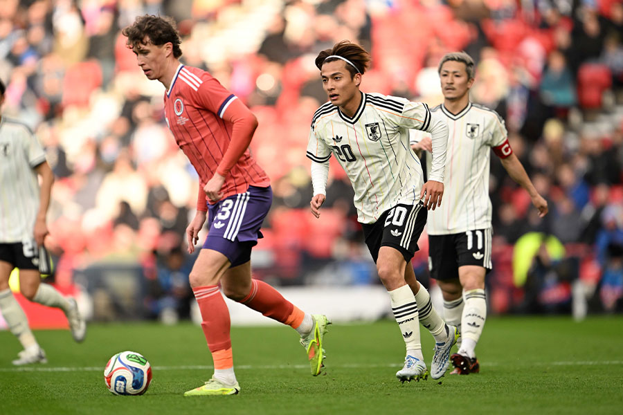 日本戦に出場したジャック・ヘンドリー（写真左）【写真：徳原隆元】