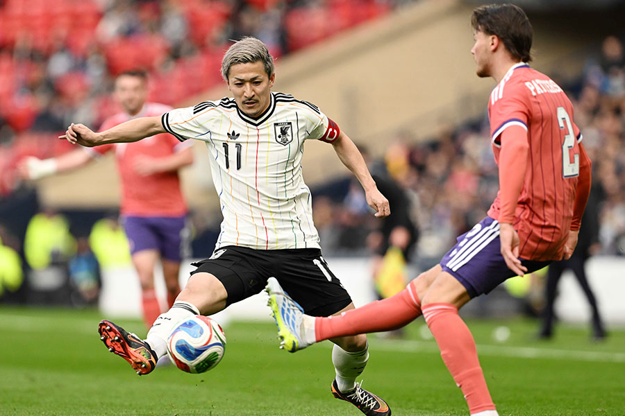 腕章を巻いて先発出場した前田大然【写真：徳原隆元】