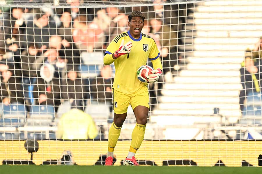 鈴木彩艶がチームを救うスーパーセーブ【写真：徳原隆元】