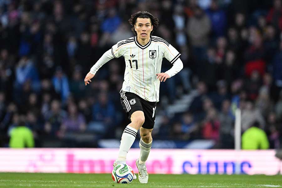 田中碧が鮮やかなパスワークからシュート【写真：徳原隆元】