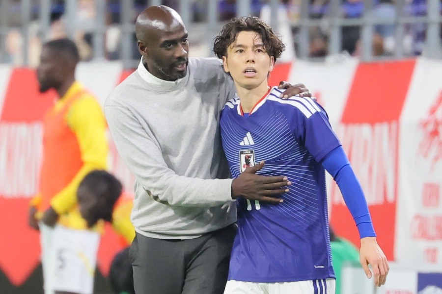昨年11月に日本代表と対戦したガーナ代表を率いたアッド監督（左）【写真：スポーツ報知/アフロ】