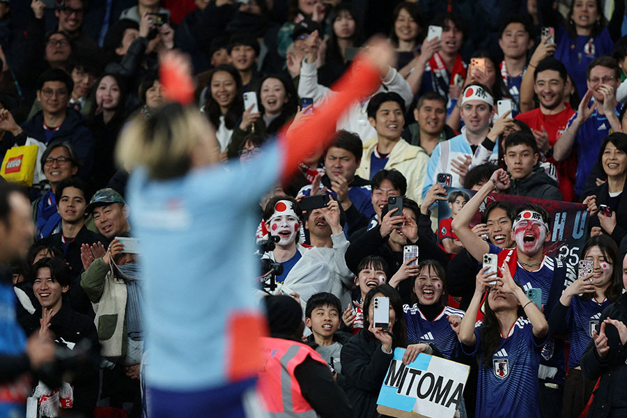 日本人サポーターの振る舞いに注目【写真:ロイター】