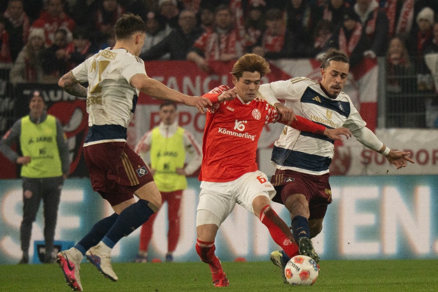 マインツの佐野海舟(中央)【写真:菅原敬太】