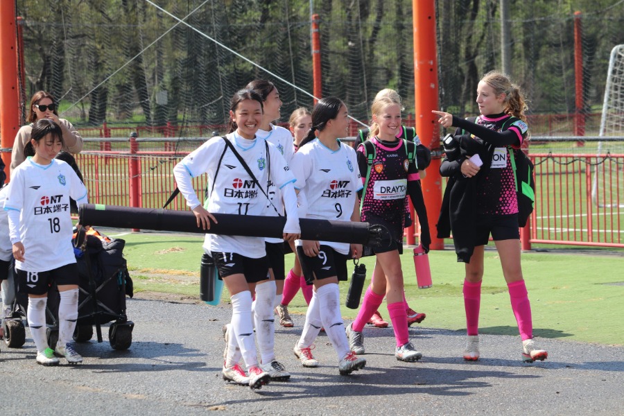 ピッチの外ではオーストラリアと日本の選手が交流する姿も見られた【写真：FOOTBALL ZONE編集部】