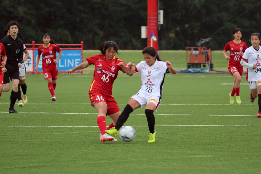 WEリーグの強豪である浦和とINACの下部組織も熱戦を繰り広げた【写真:FOOTBALL ZONE編集部】