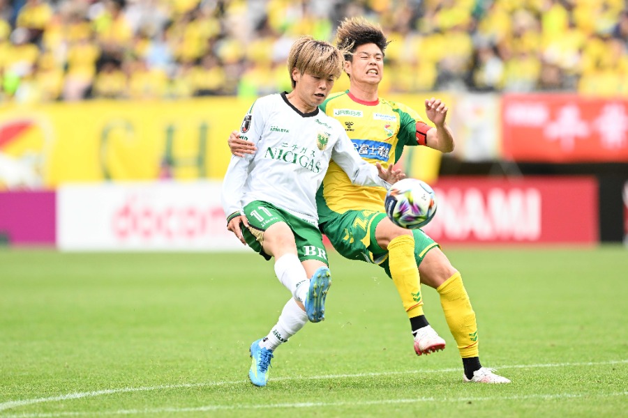 東京Vの山見大登(左)【写真:徳原隆元】
