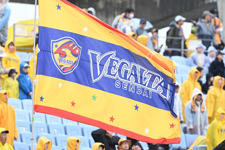 仙台の安野匠が立て続けの警告で退場となる一幕も【写真:徳原隆元】