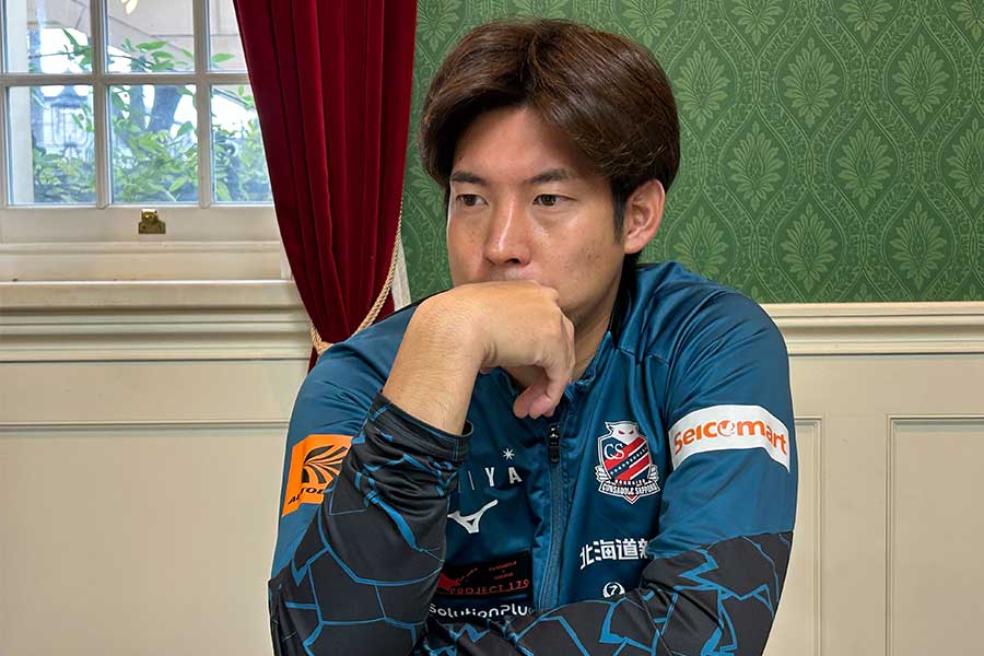 インタビューに応じた深井一希【写真：工藤慶大】