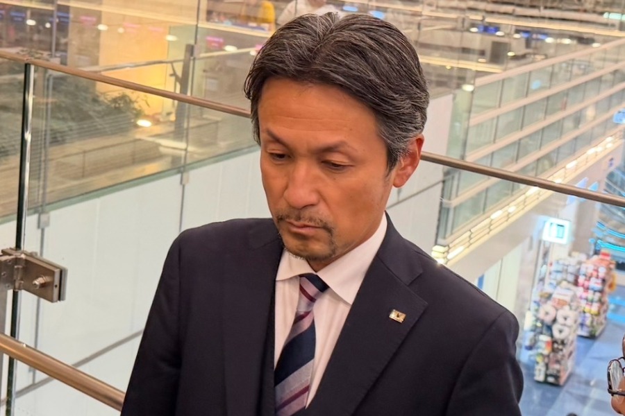 なでしこジャパンの指揮を執る狩野倫久監督代行【写真：FOOTBALL ZONE編集部】