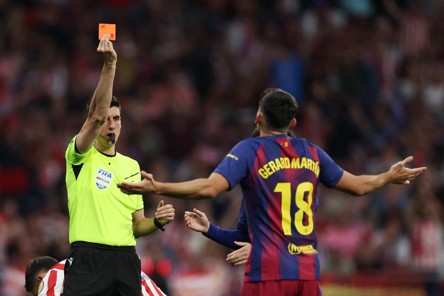 レッドカードを提示されたバルセロナのジェラール・マルティン【写真：ロイター】