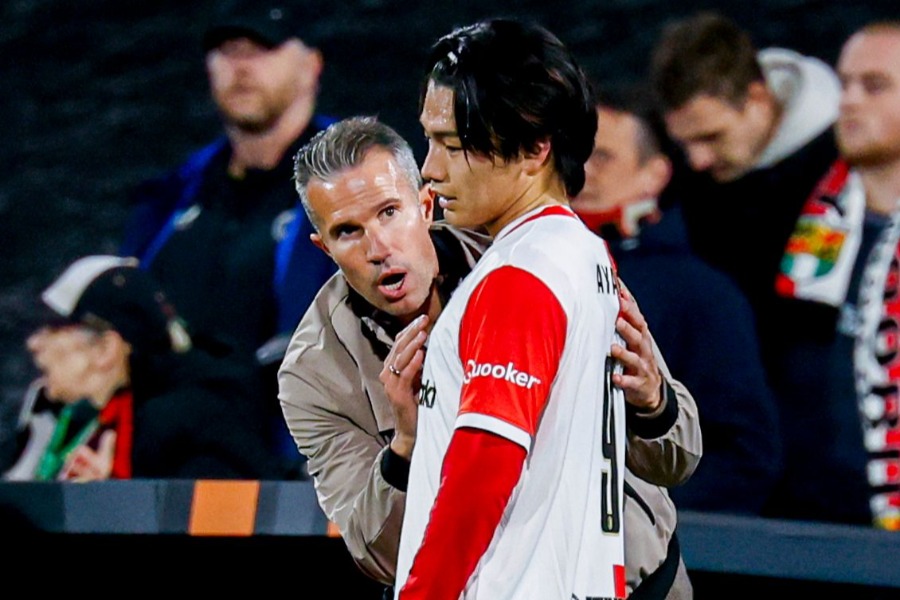 上田綺世(右)に指示を出すロビン・ファン・ペルシー監督【写真：REX/アフロ】