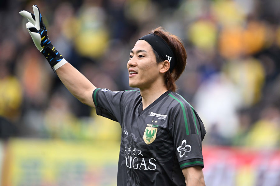 長沢祐弥が浦和戦で2つのPKをストップ【写真:徳原隆元】