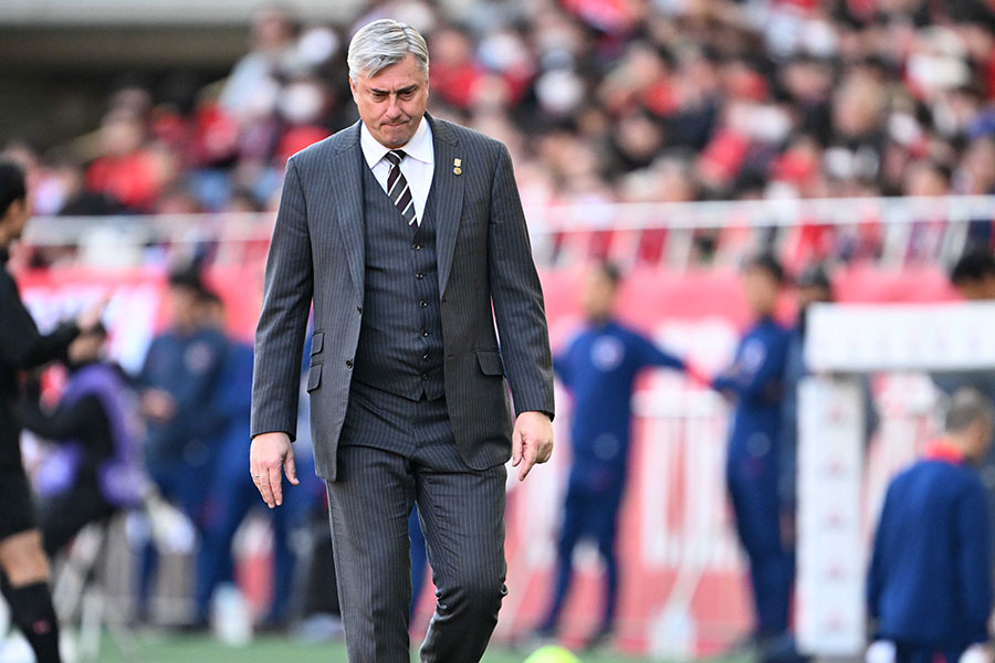 敗戦にうつむいたマチェイ・スコルジャ監督【写真:徳原隆元】