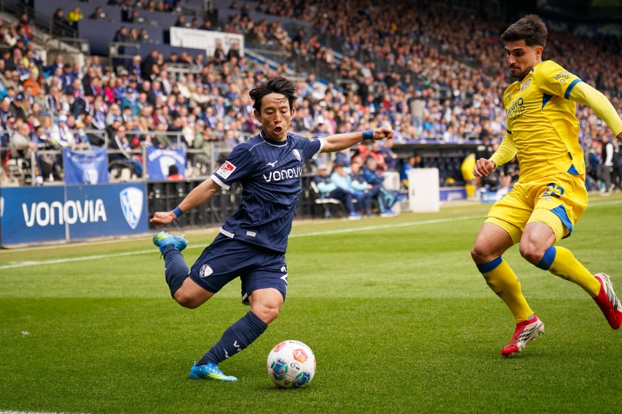 ボーフムの三好康児（左）【写真：アフロ】